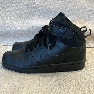 Nike teen size 6Y Black leather  High-Top basketball Sneakers / running shoes